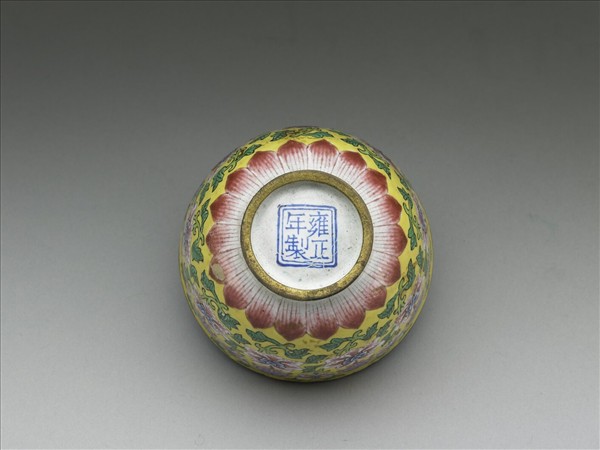 銅胎畫琺瑯番蓮團壽紋蓋杯