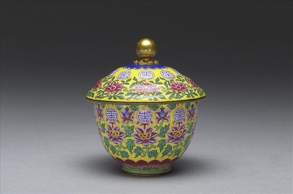 銅胎畫琺瑯番蓮團壽紋蓋杯