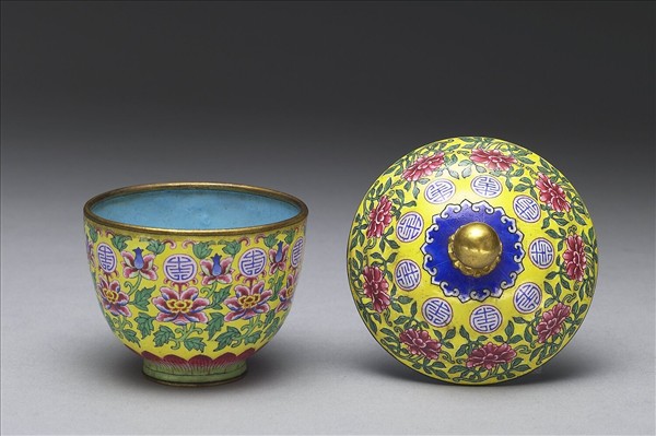 銅胎畫琺瑯番蓮團壽紋蓋杯