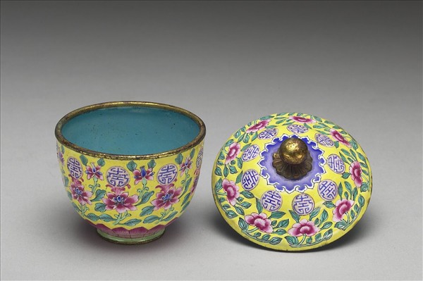 銅胎畫琺瑯花卉團壽紋蓋杯
