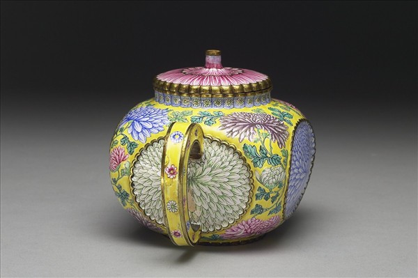 銅胎畫琺瑯菊花紋方壺