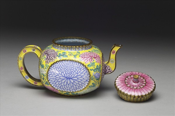 銅胎畫琺瑯菊花紋方壺