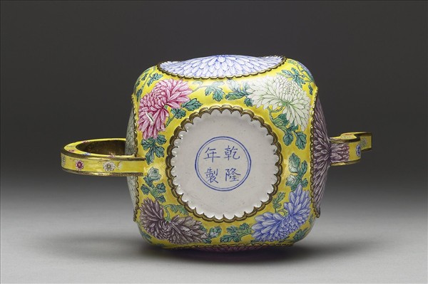 銅胎畫琺瑯菊花紋方壺
