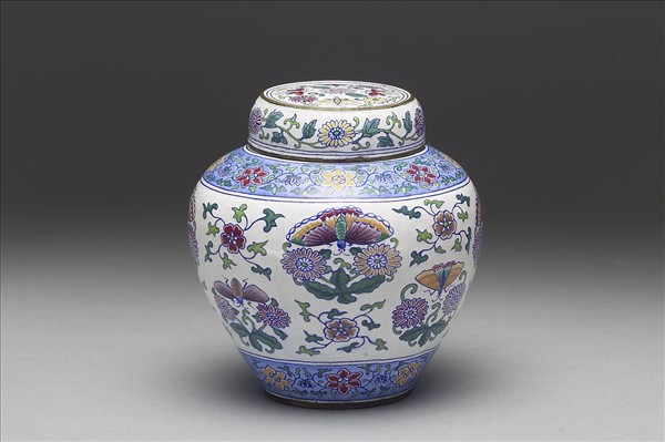 銅胎畫琺瑯白地花蝶紋蓋罐