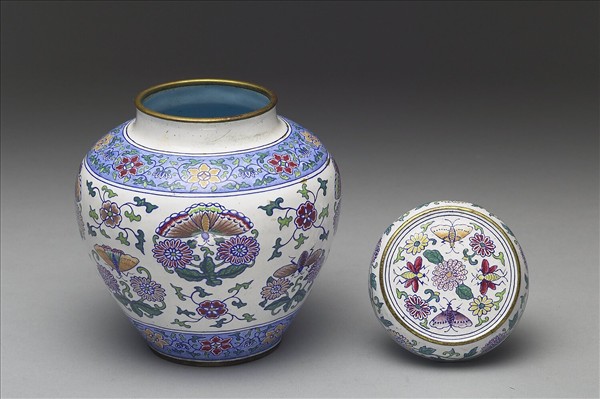 銅胎畫琺瑯白地花蝶紋蓋罐