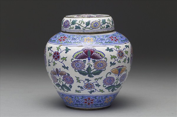 銅胎畫琺瑯白地花蝶紋蓋罐