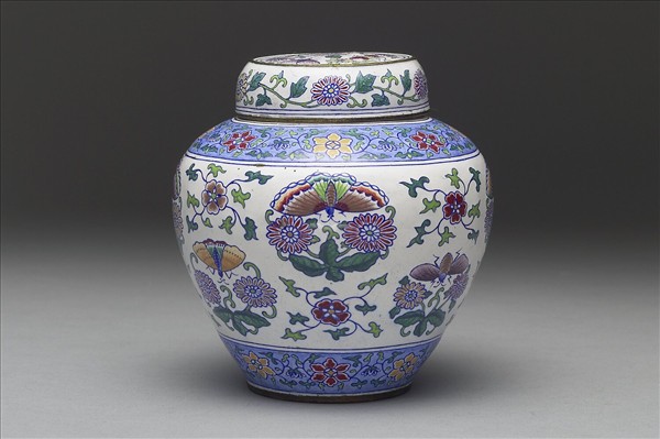 銅胎畫琺瑯白地花蝶紋蓋罐