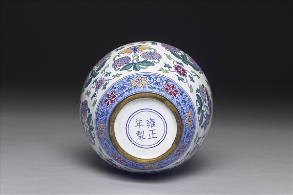 銅胎畫琺瑯白地花蝶紋蓋罐