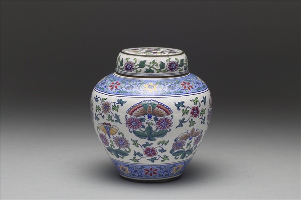 銅胎畫琺瑯團蝶紋蓋罐