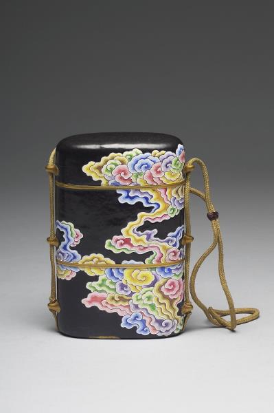 銅胎畫琺瑯黑地五彩雲紋穿帶盒