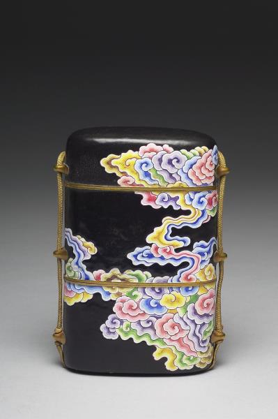 銅胎畫琺瑯黑地五彩雲紋穿帶盒