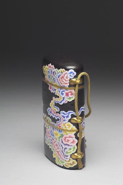 銅胎畫琺瑯黑地五彩雲紋穿帶盒