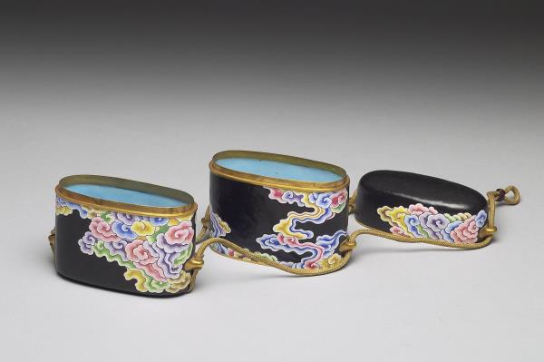 銅胎畫琺瑯黑地五彩雲紋穿帶盒