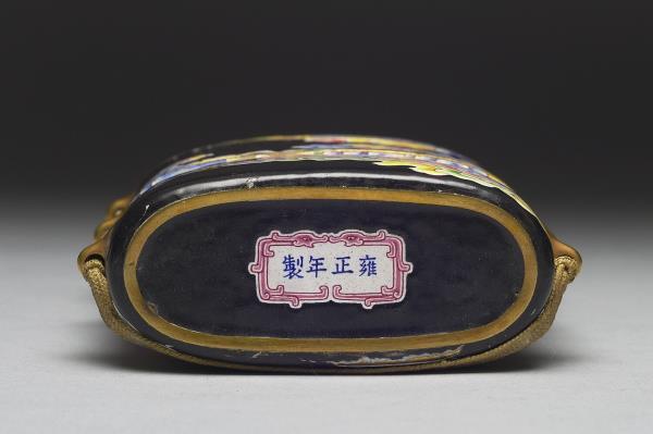 銅胎畫琺瑯黑地五彩雲紋穿帶盒