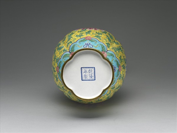 銅胎畫琺瑯海棠式瓶