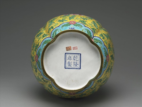 銅胎畫琺瑯海棠式瓶