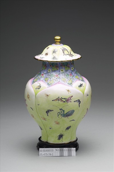 銅胎畫琺瑯蓮瓣式蝶蟲蓋罐