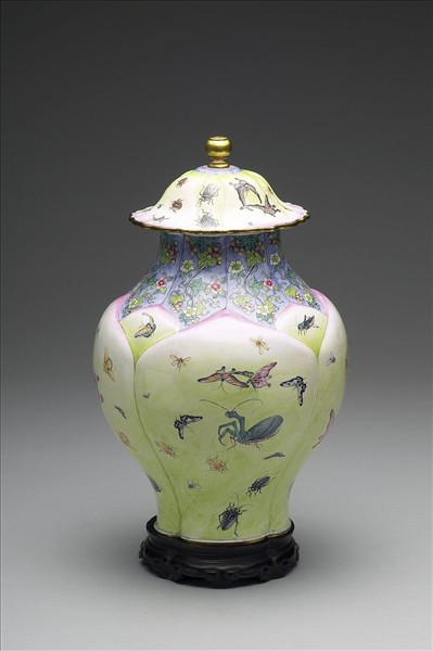 銅胎畫琺瑯蓮瓣式蝶蟲蓋罐