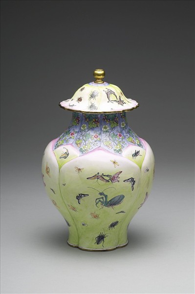 銅胎畫琺瑯蓮瓣式蝶蟲蓋罐