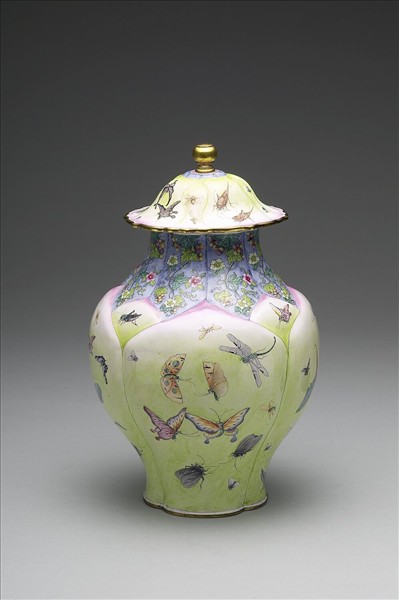 銅胎畫琺瑯蓮瓣式蝶蟲蓋罐