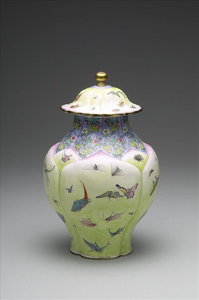 銅胎畫琺瑯蓮瓣式蝶蟲蓋罐