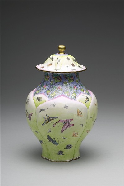 銅胎畫琺瑯蓮瓣式蝶蟲蓋罐