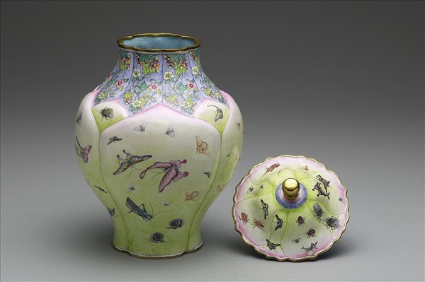 銅胎畫琺瑯蓮瓣式蝶蟲蓋罐