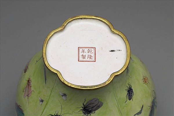 銅胎畫琺瑯蓮瓣式蝶蟲蓋罐