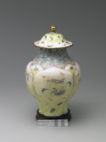 銅胎畫琺瑯蓮瓣式蝶蟲紋蓋罐