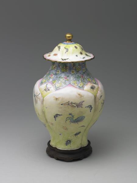 銅胎畫琺瑯蓮瓣式蝶蟲紋蓋罐