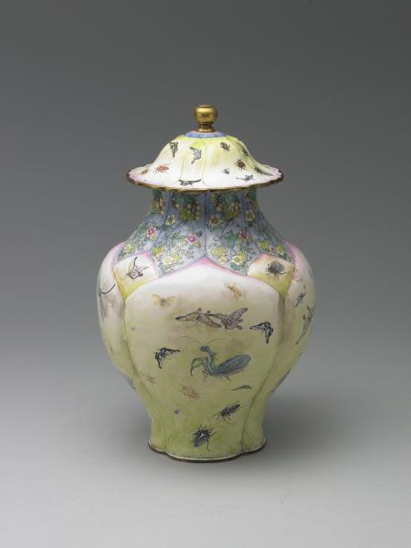 銅胎畫琺瑯蓮瓣式蝶蟲紋蓋罐