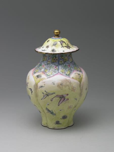 銅胎畫琺瑯蓮瓣式蝶蟲紋蓋罐