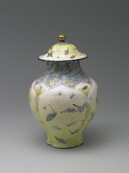 銅胎畫琺瑯蓮瓣式蝶蟲紋蓋罐