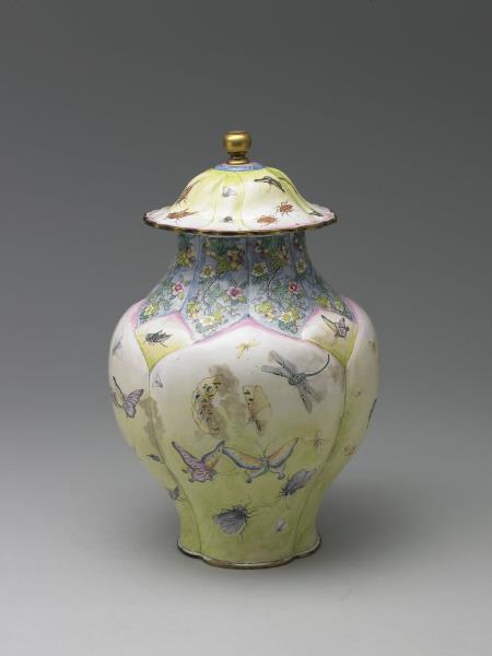 銅胎畫琺瑯蓮瓣式蝶蟲紋蓋罐