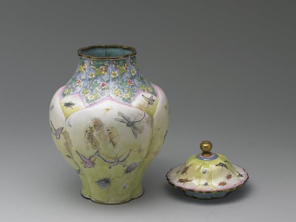 銅胎畫琺瑯蓮瓣式蝶蟲紋蓋罐