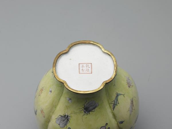 銅胎畫琺瑯蓮瓣式蝶蟲紋蓋罐