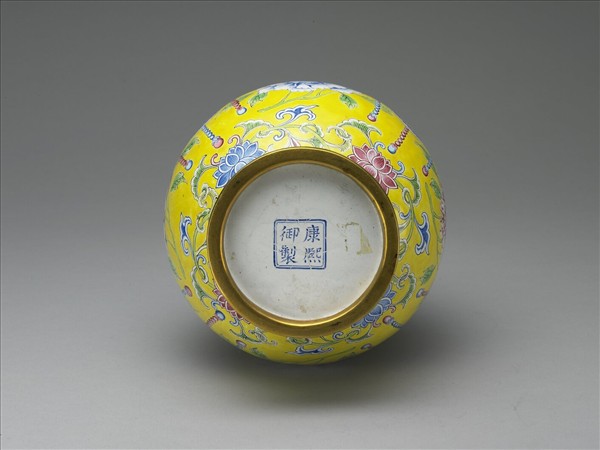 銅胎畫琺瑯黃地牡丹觀音瓶