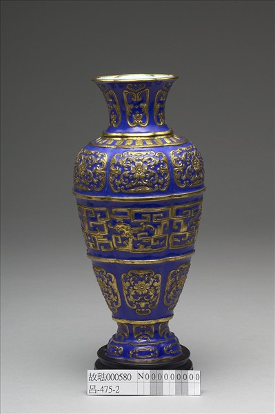 銅胎內填琺瑯龍紋瓶