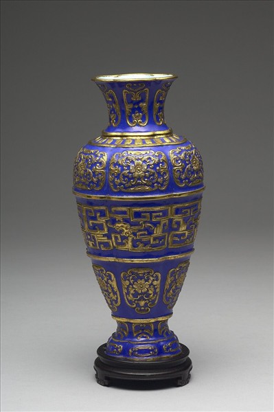 銅胎內填琺瑯龍紋瓶