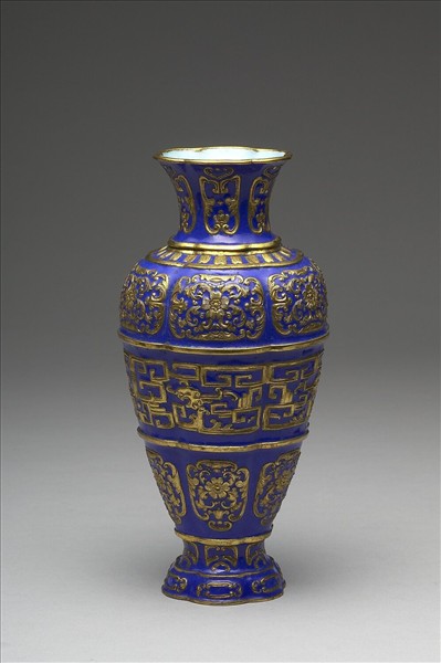 銅胎內填琺瑯龍紋瓶