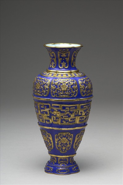 銅胎內填琺瑯龍紋瓶