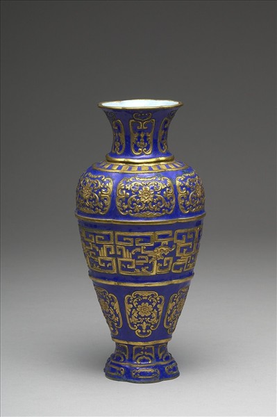 銅胎內填琺瑯龍紋瓶