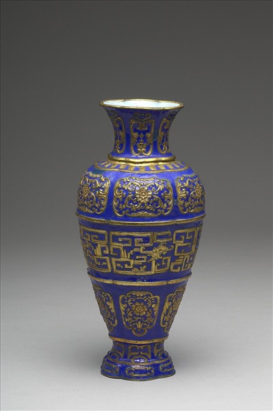 銅胎內填琺瑯龍紋瓶