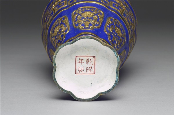 銅胎內填琺瑯龍紋瓶