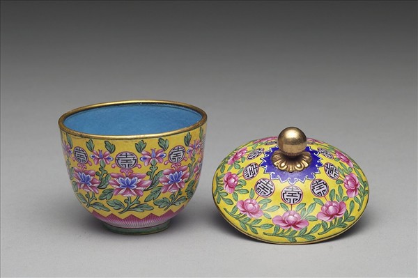 銅胎畫琺瑯花卉團壽紋蓋杯
