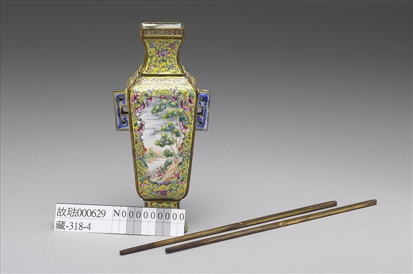 銅胎畫琺瑯黃地五彩開光人物瓶