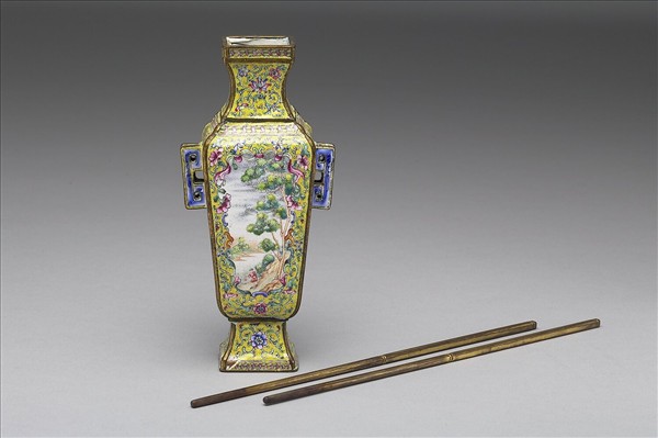 銅胎畫琺瑯黃地五彩開光人物瓶