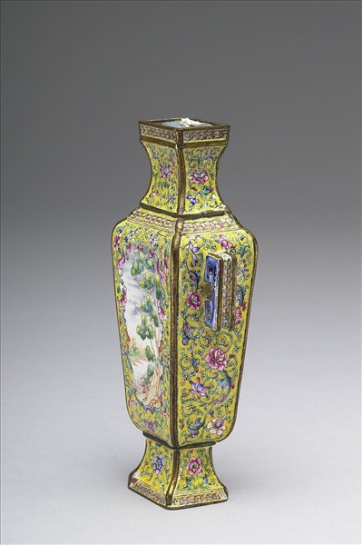 銅胎畫琺瑯黃地五彩開光人物瓶