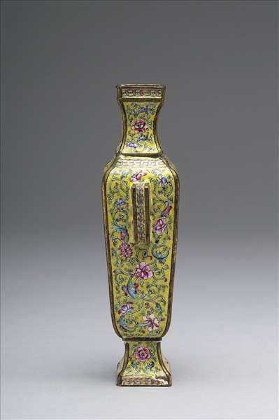 銅胎畫琺瑯黃地五彩開光人物瓶