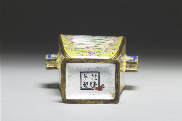銅胎畫琺瑯黃地五彩開光人物瓶